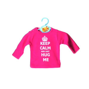Petit Villain donkerroze shirtje met tekst: Keep calm and just hug me maatje 68