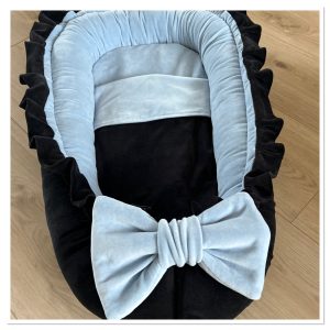 CUSTOM MADE Babynestje met roezels in ZWART/LICHTBLAUW velvet