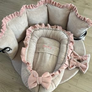 BOXSET velvet Hailey  – Boxkleed, Boxrand en Babynestje beige velvet met nude roezel