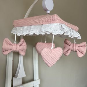 Boxmobiel broderie –  3 hartjes, 2 strikjes