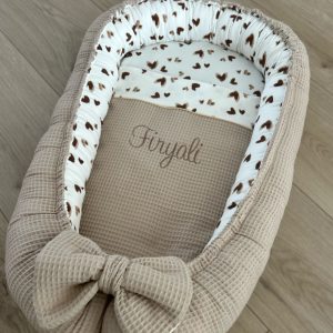 Babynestje – Beige hartjes