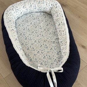DIRECT OP VOORRAAD – babynestje Donkerblauw wafelstofje en blauwe confettidots printje