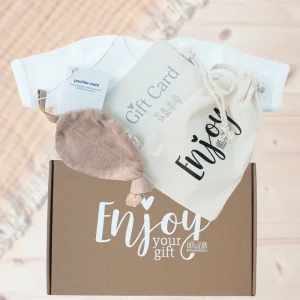 Kraamcadeau met romper – cadeaubon en speendoekje – Posterholt