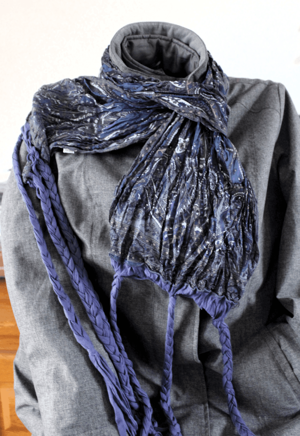 Sjaal blauw met Paisley motief en gevlochten franjes 200 X 45 cm